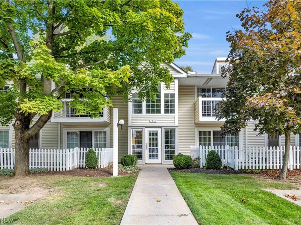 2960 S Bay Dr APT J10, Westlake, OH 44145