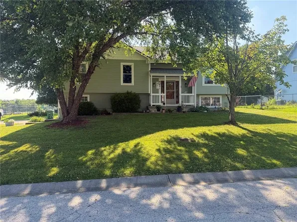 887 Glengera St, Peculiar, MO 64078
