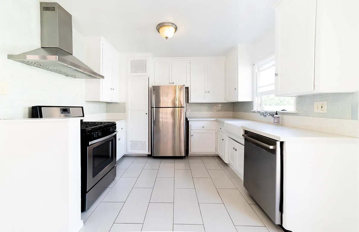 Beautiful! Spacious 2 bed/1 Bath- Big Kitchen -Farmhouse Sink-AC-Parking-Great Location! — Photo 1