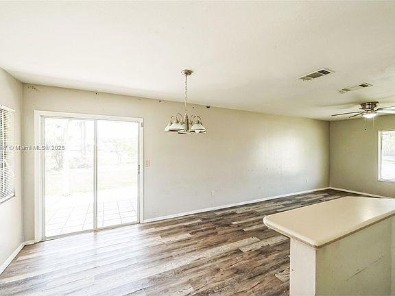 4th image of 301 SE Whitmore Dr