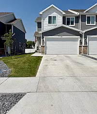 5 beds 3.5 baths Townhouse — Photo 2