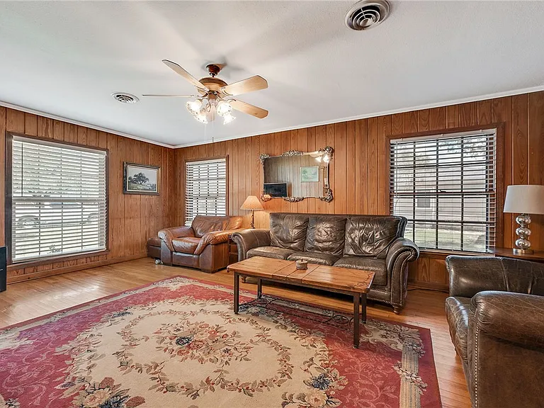 1030 Walton Dr — Photo 4