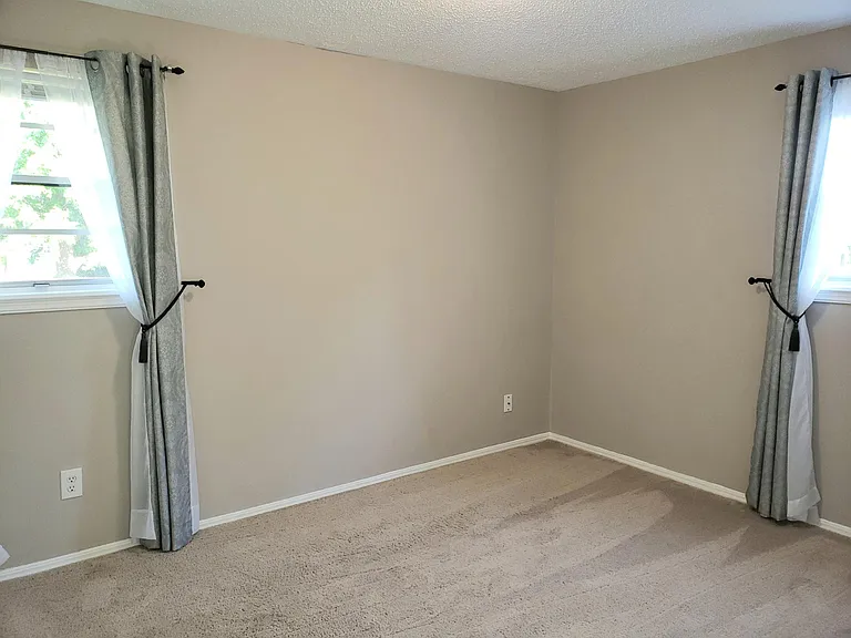 middle bedroom.