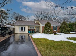 19 Goodwin Ln, Coram, NY 11727