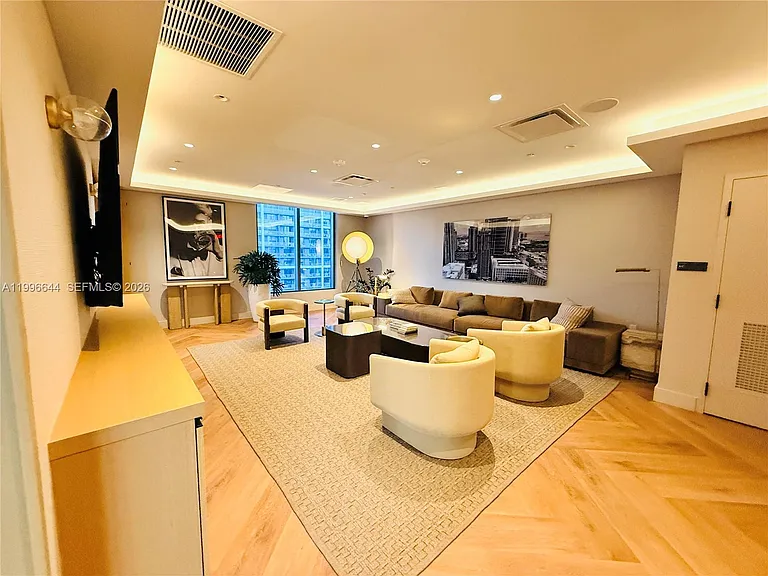 121 NE 5th St #901B — Photo 40