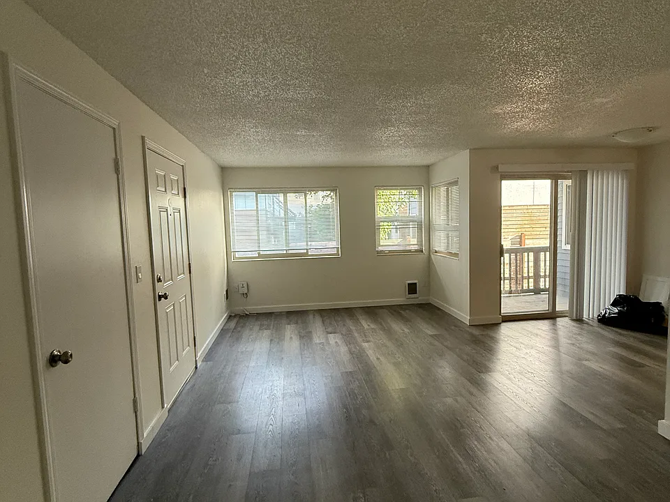 2805 S Byron St #5