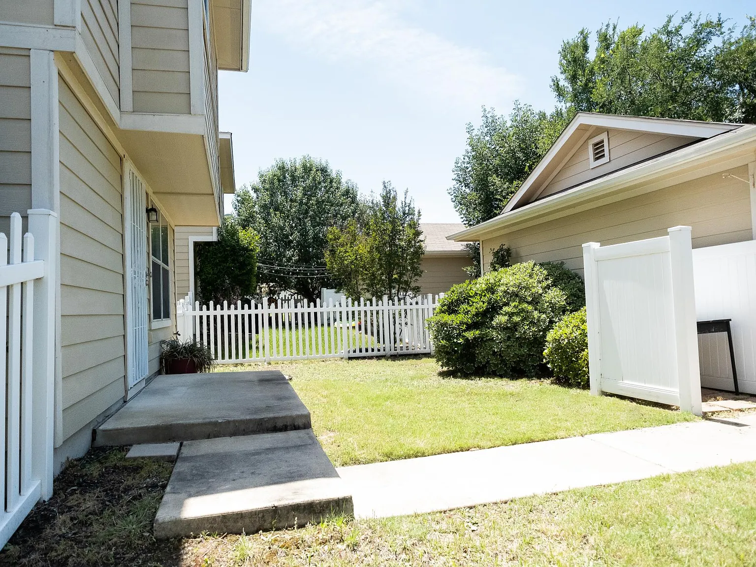 3 bed, 2.5 bath, 1496 sqft, $1,900 — Photo 4