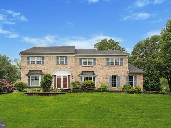 2002 Country Club Dr, Doylestown, PA 18901