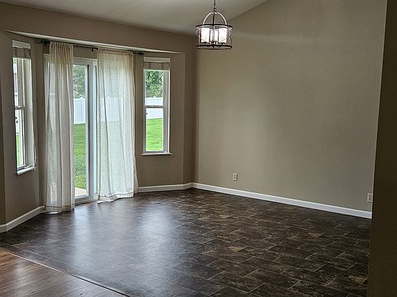 4th image of 615 Arrowhead Ln