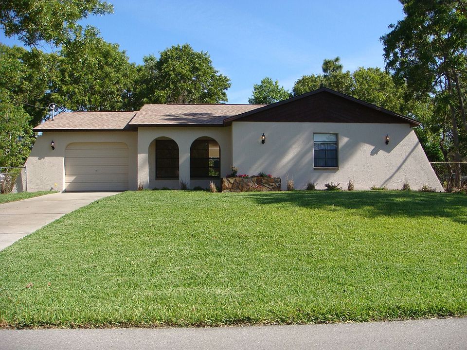 Front of house, new lawn and Plants with Sprinkler