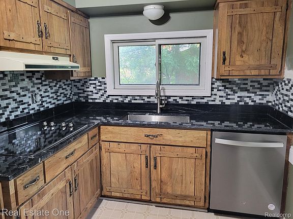 5th image of 181 Crestfield Ave
