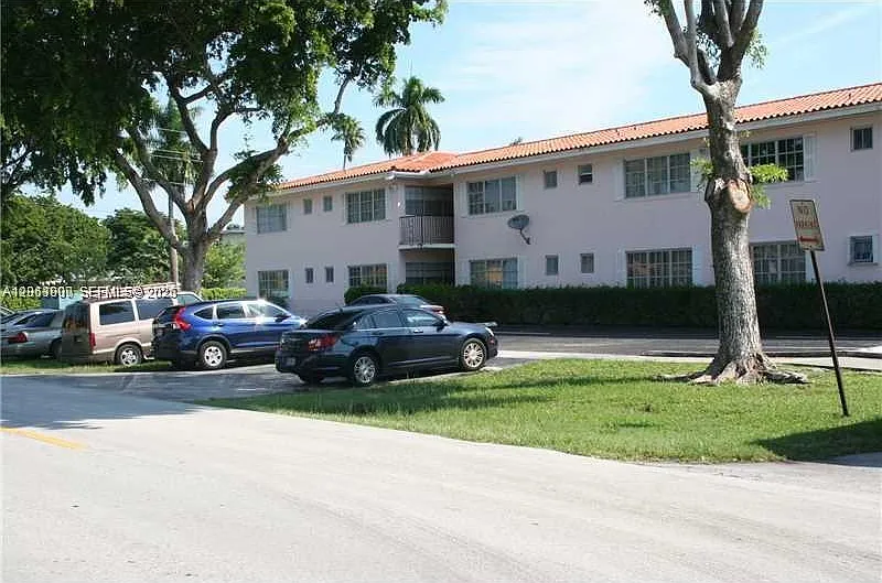 Town & Country Apts Condo — Photo 2