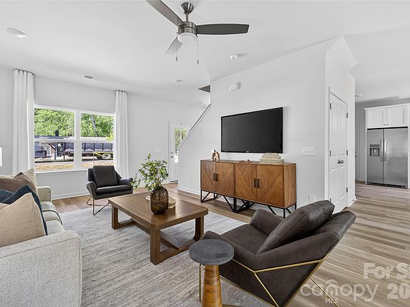 4th image of 4809 Eleanor Dr