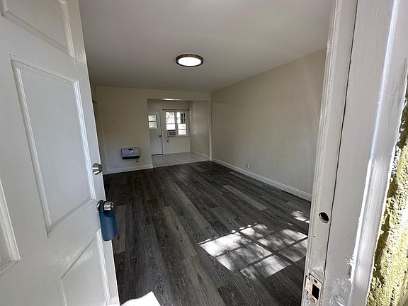 2nd image of 10903 Moorpark St #1/2