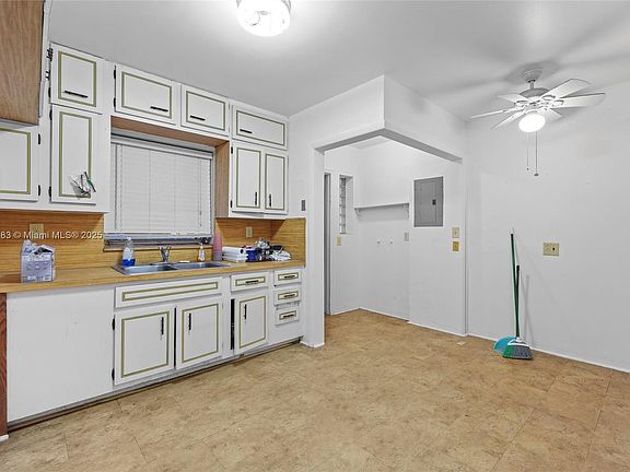 4th image of 851 NW 21st Ave