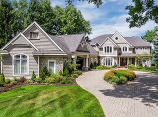 550 Gallogly Rd, Lake Angelus, MI 48326