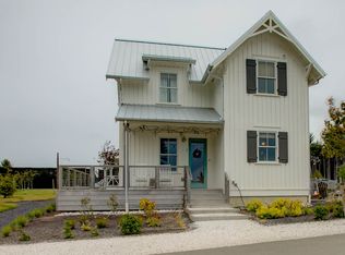 7 Horseshoe Ln, Pacific Beach, WA 98571