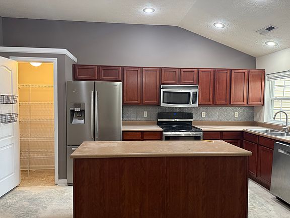 5th image of 617 Radnor Ln