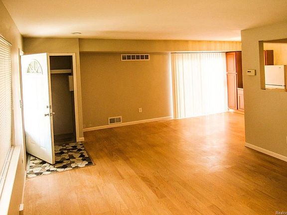 5th image of 15677 Dupage Blvd #29