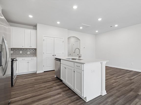 5th image of 293 E Compass Way