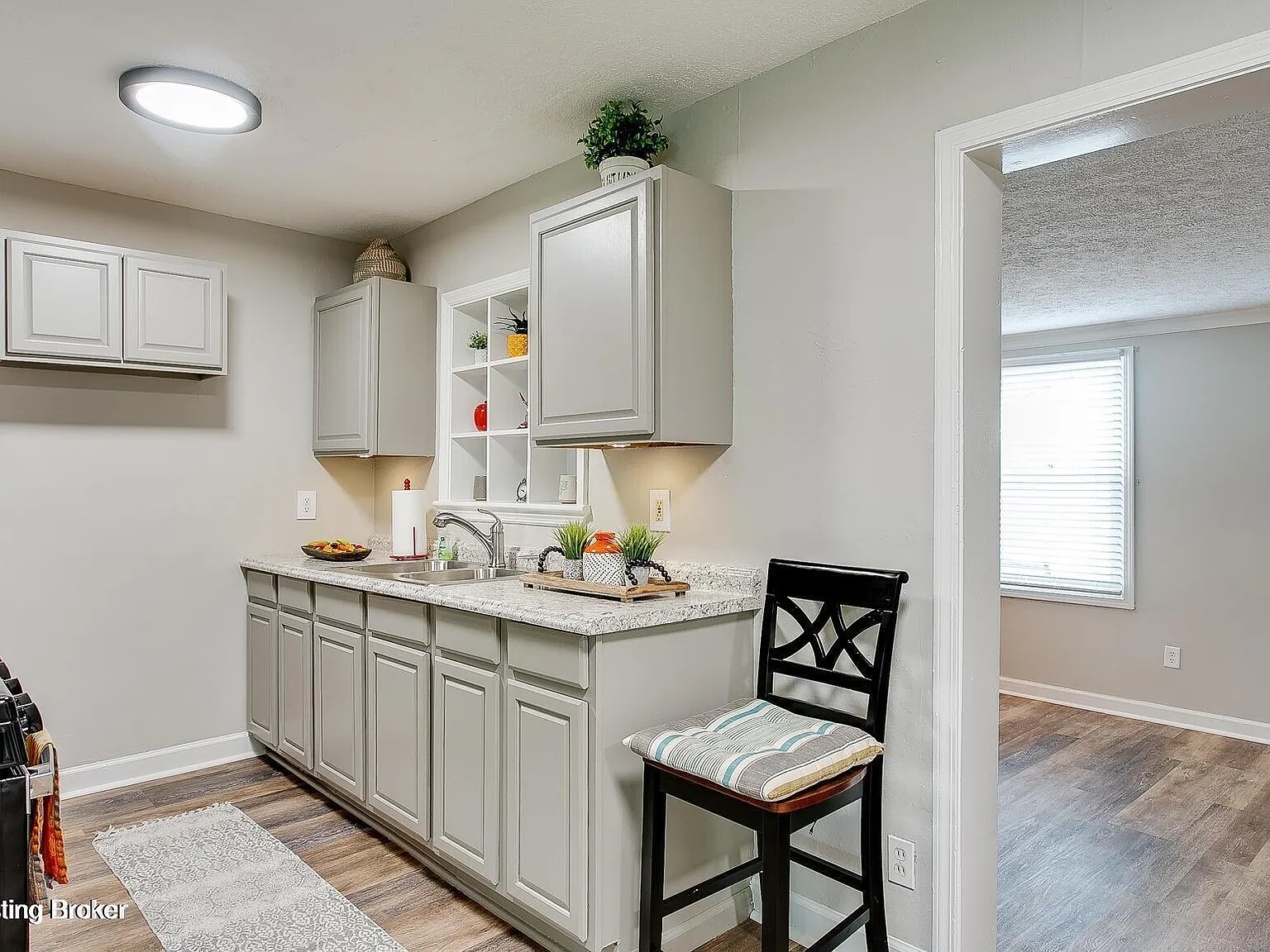 3 bed, 1.0 bath, 1200 sqft, $1,700 — Photo 4