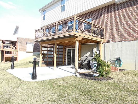 REAR / WALKOUT/DECK/PATIO