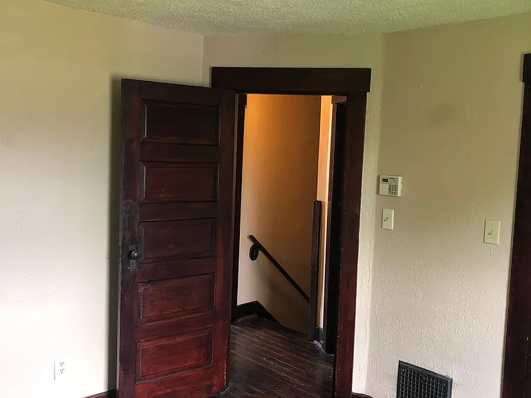 1820 Clarendon Ave — Photo 13