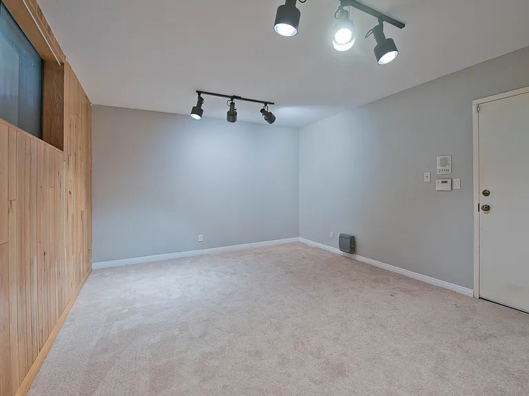 21730 Marylee St — Photo 25
