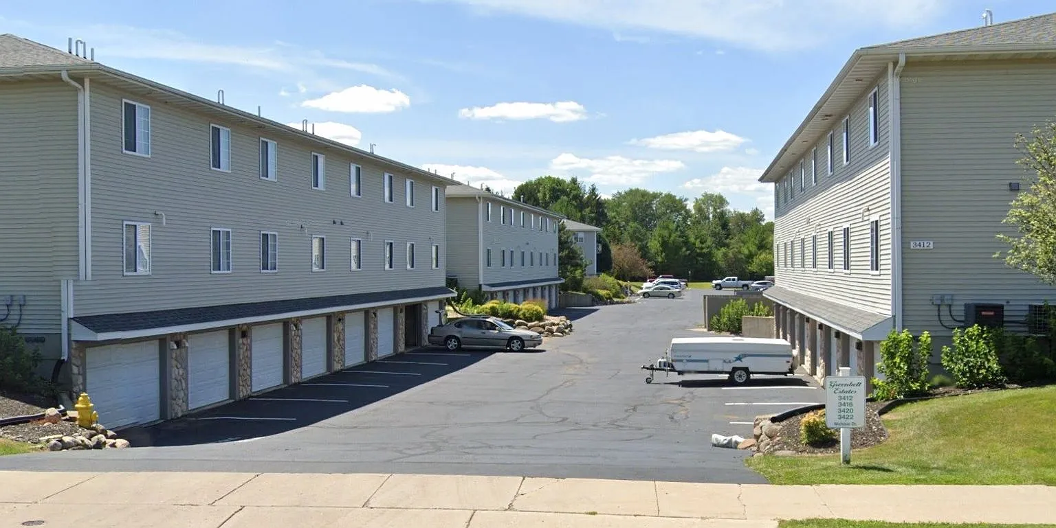 Charming Apartment with Private Entrance, Garage, In-Unit Laundry & Bonus Basement Space — Photo 2