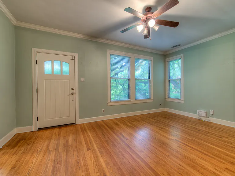 720 Sparks Ave — Photo 2