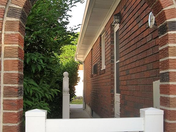 4th image of 246 Collfield Ave