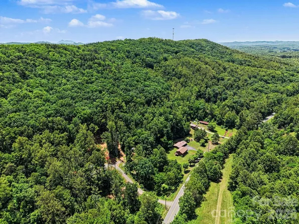 2828 E Pine St, Mount Airy, NC 27030