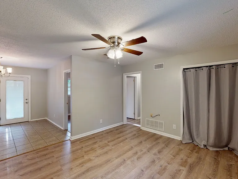 109 Sara Ln — Photo 3