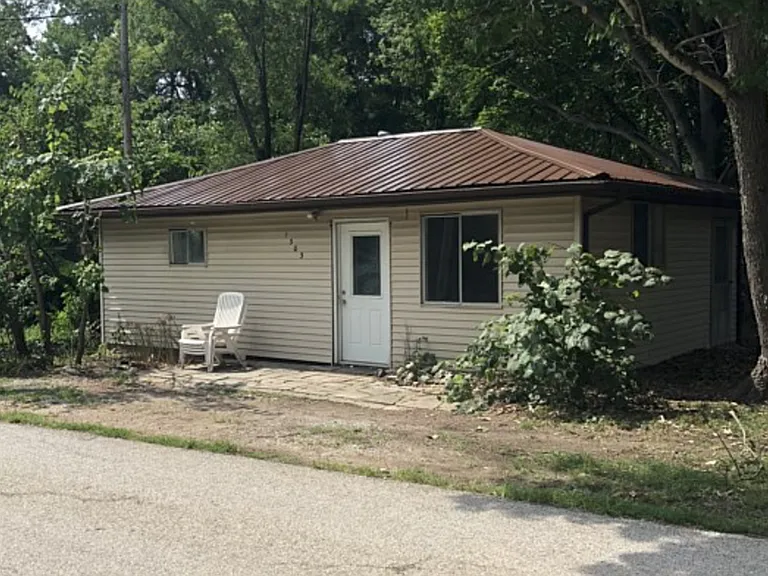 3303 N Russell Rd — Photo 2