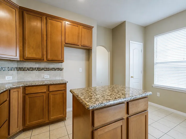 516 Hawken Dr — Photo 6