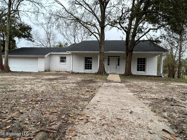 3813 Riverwood Dr, Moss Point, MS 39563