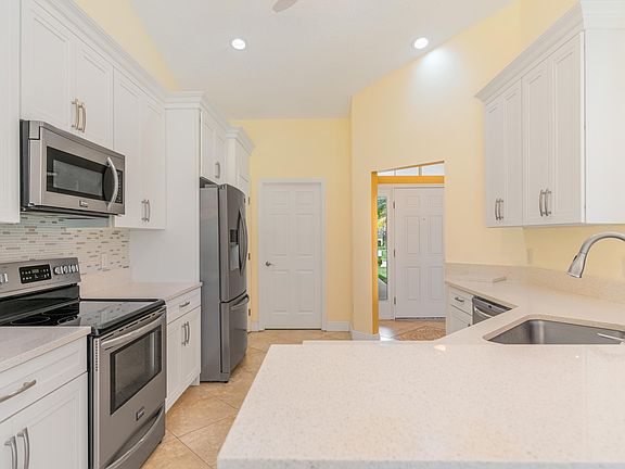 4th image of 4107 SW Endicott Street