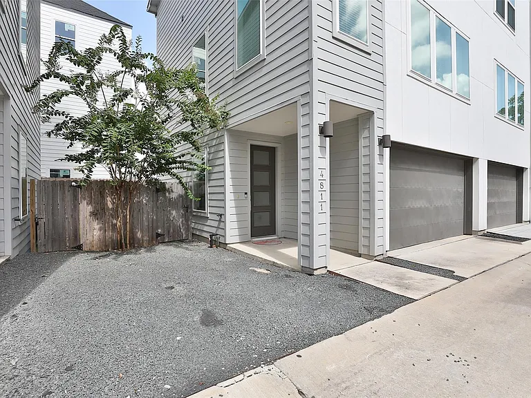4811 Martin Oaks Ln — Photo 2
