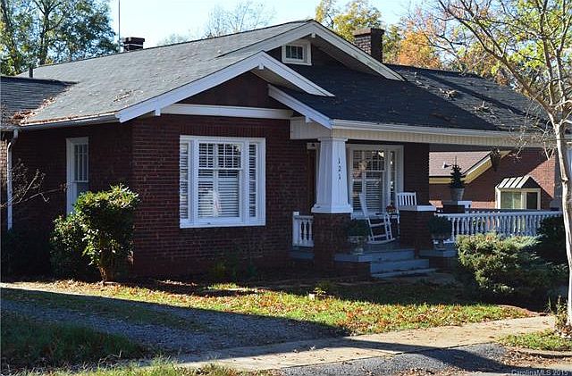 1st image of 121 N Oakwood Dr