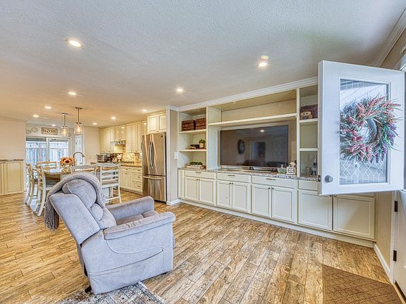 4th image of 10941 Axtell St