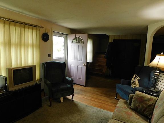4th image of 58 Woodlawn Cir