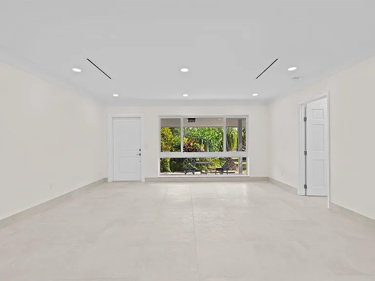391 SE 7th Ave — Photo 27