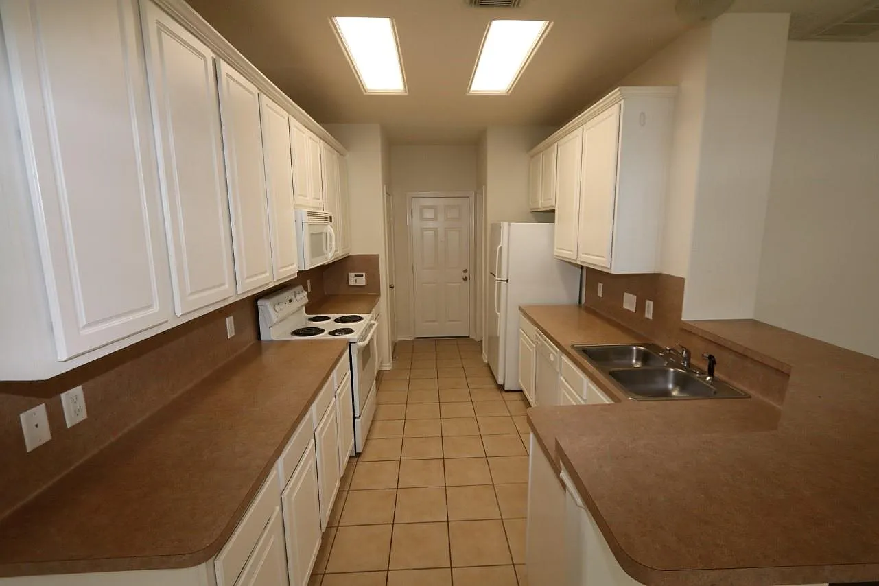 3 bed, 2.5 bath, 1687 sqft, $1,675 — Photo 4