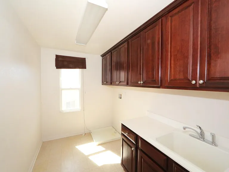 1548 Phoenix Dr — Photo 16