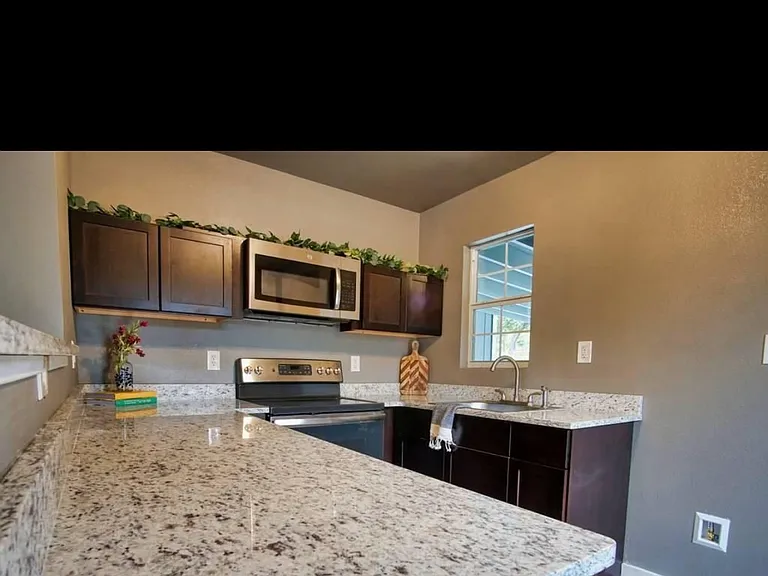 3554 W Woodlawn Ave — Photo 8