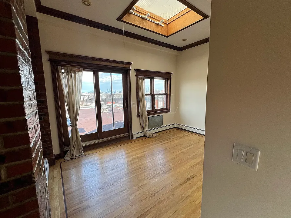377 14th St #PENTHOUSE