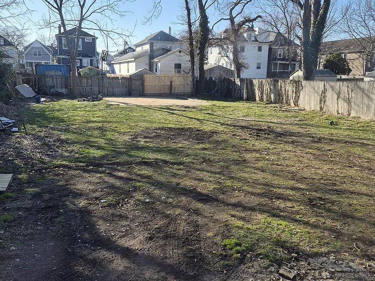Borden Ave — Photo 8
