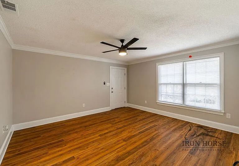 116 Barrington Dr #4 — Photo 2