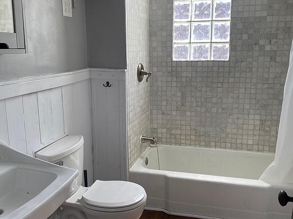 3rd image of 3235 N Monticello Ave #2