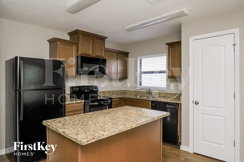 3 bed, 2.0 bath, 1357 sqft, $2,200 — Photo 4